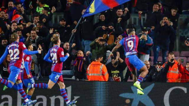 星空体育登陆-哈维首秀险胜，争议点球和门柱拯救巴萨